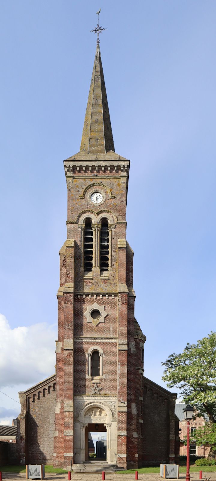 erhaltener Turm der alten Kirche in Sainte-Olle