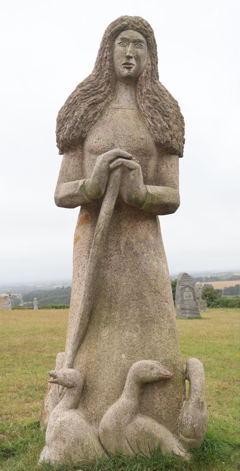 Seenu Shanmugam, Gabrielle Shanmugam: Statue, 2018, im &bdquo;Vallée des Saints&rdquo; nahe Carnoët bei Saint-Brieuc