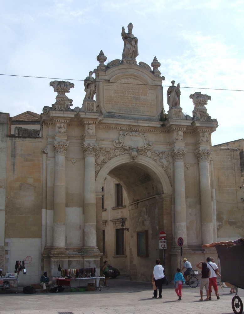 Porta Rudiae in Lecce mit Orontius (Mitte oben), Irene von Thessaloniki (links) und Dominikus (rechts), rekonstruiert 1703