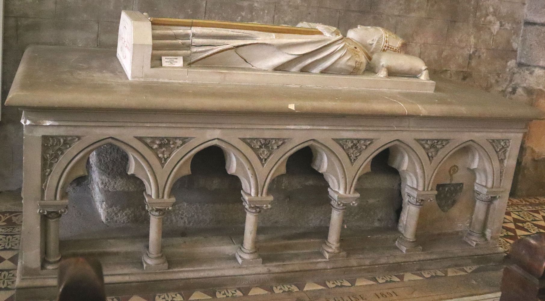 Sarkophag, 6. Jahrhundert, und Liegefigur, 15. Jahrhundert, in der Kirche Saint-Paterne in Saint-Pair-sur-Mer