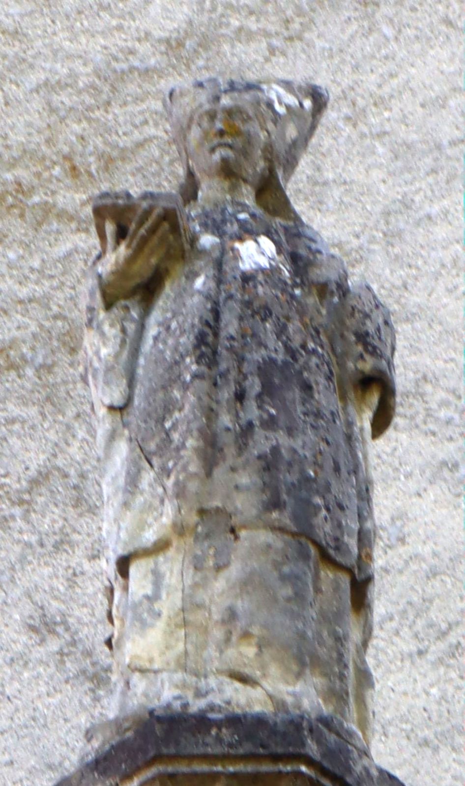 Statue an der Kirche in Saint-Pathus