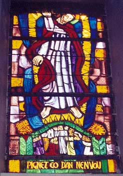 Glasfenster in der Kirche Saint-Pol-Aurélian im Dorf Lampaul auf Ouessant