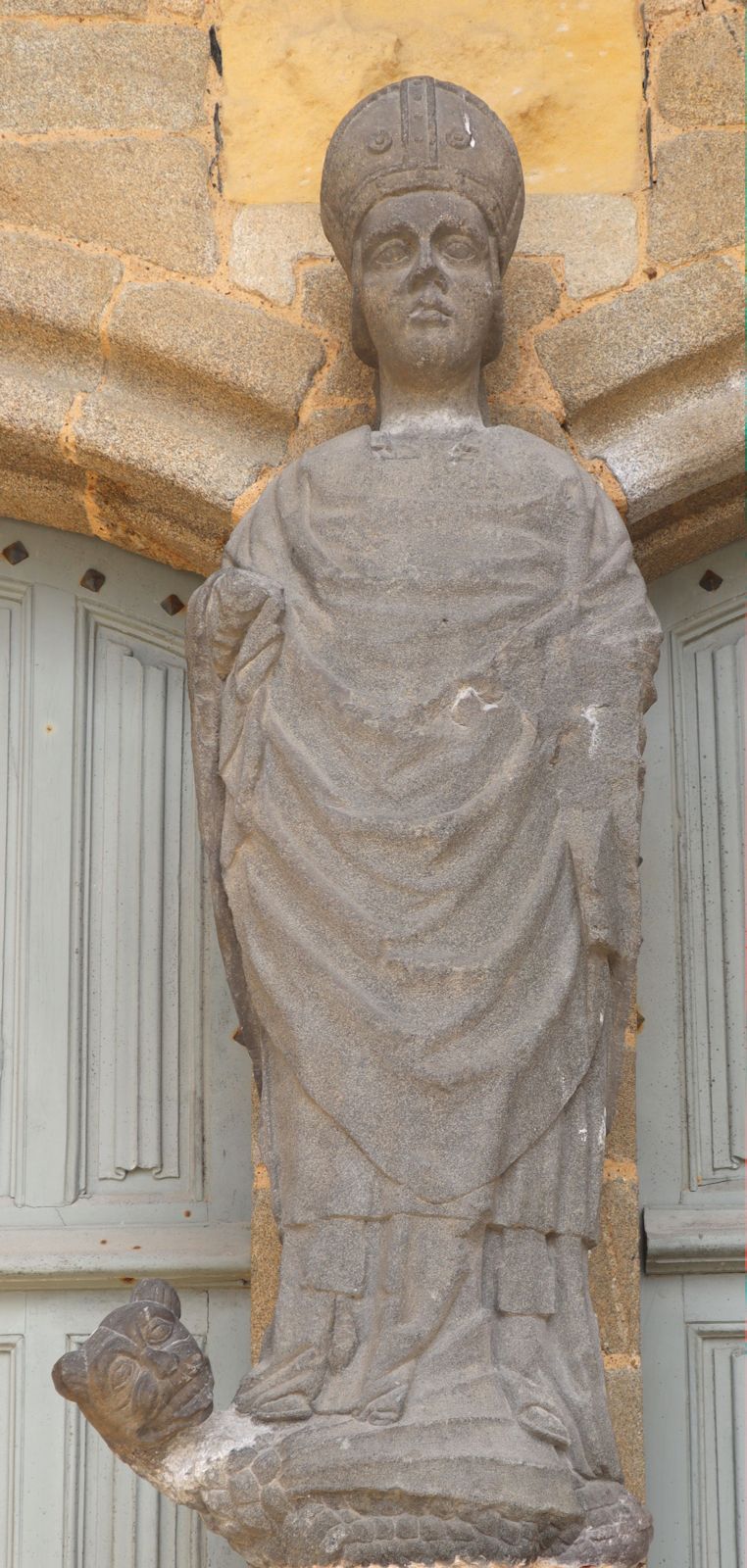 Statue an der Kathedrale in Saint-Pol-de-Léon