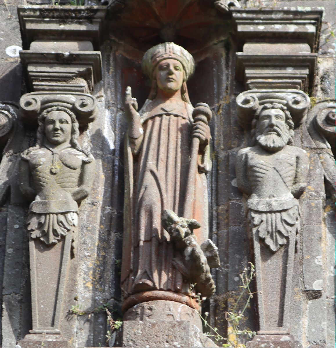 Statue am Beinhaus bei der Kirche in La Martyre