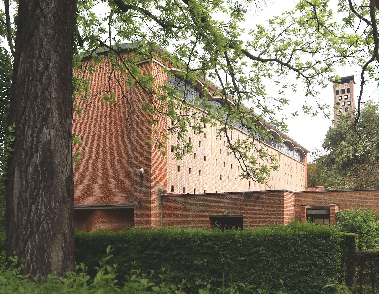 das 1957 eröffnete Kloster der Dominikaner in einem Außenbezirk von Lill