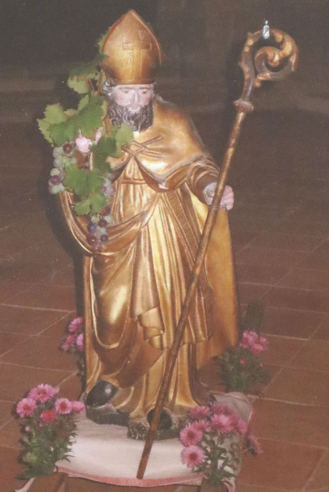Medaillon an Petrus' Grab in  der Kirche des ehemaligen Klosters in Pébrac