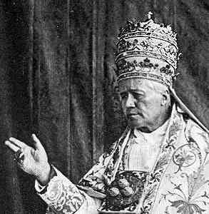 Pius X. mit der Tiara, der dreifachen Papstkrone, Foto von 1914
