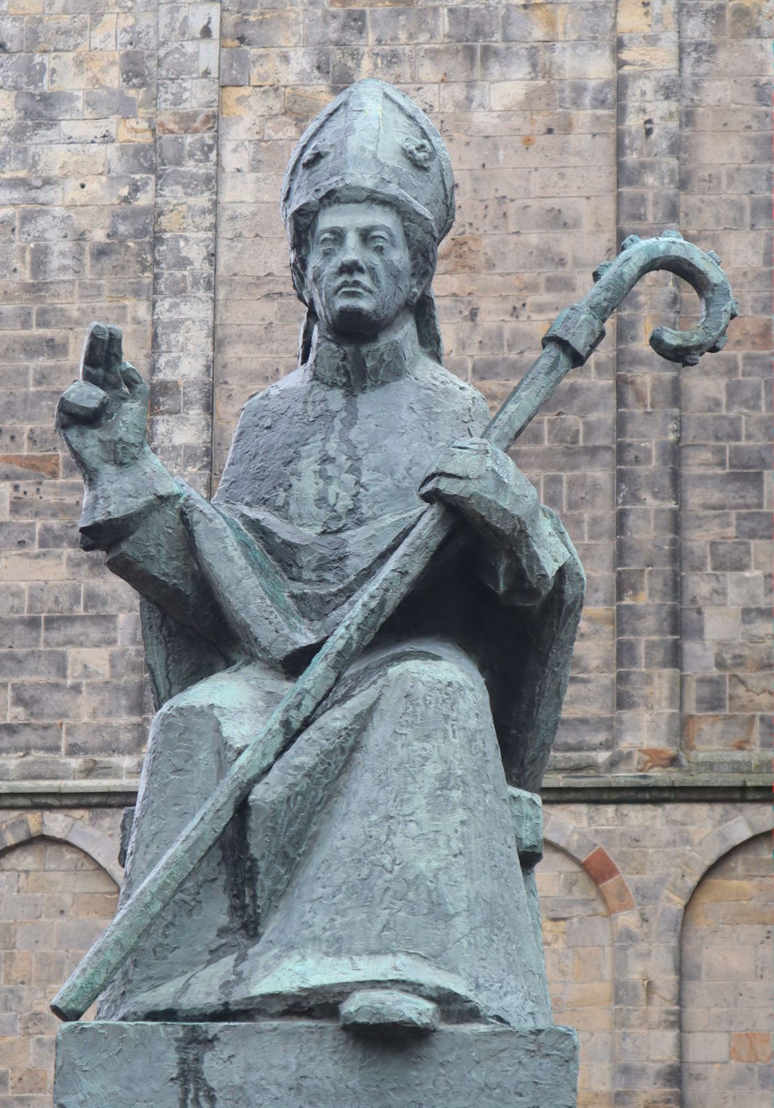 Statue vor der Plechelm geweihten Kirche in Oldenzaal
