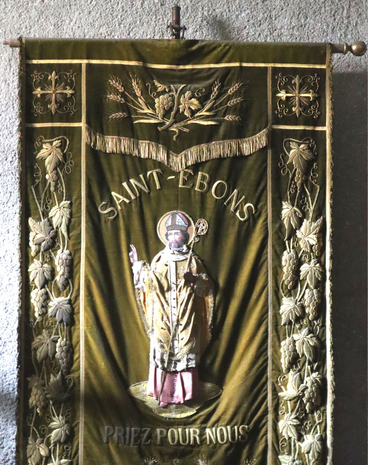 Wallfahrtsbanner in der Pfarrkirche in Sarrancolin