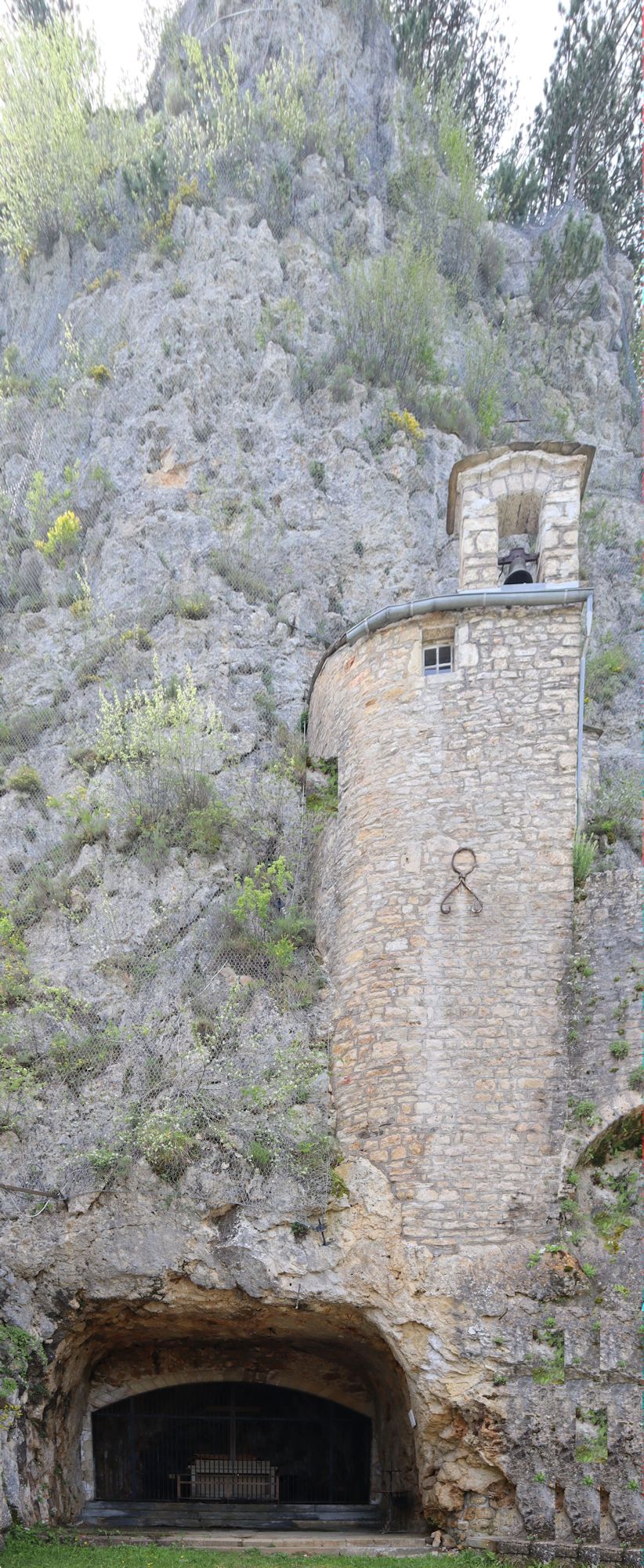 Privatus' Einsiedelei nahe Mende, oben rechts die Höhle, in der er lebte, unten die 1873 als Kultort aus dem Berg geschlagene Grotte