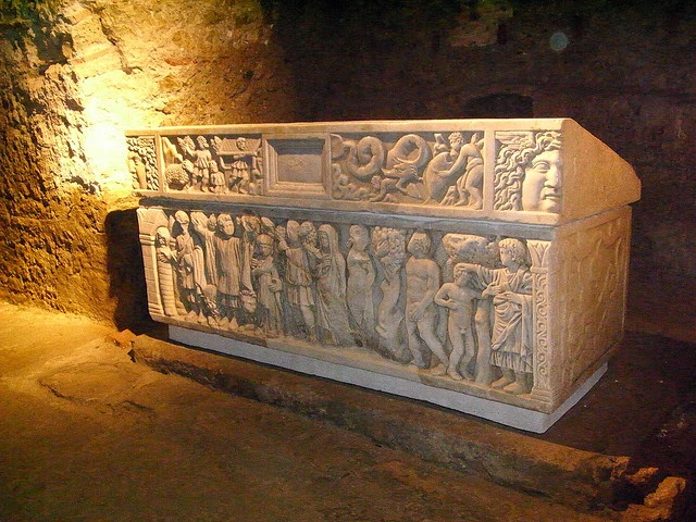 Quiterias Grab in der ihr geweihten Basilika Sainte-Quitterie in Aire-sur-Adour