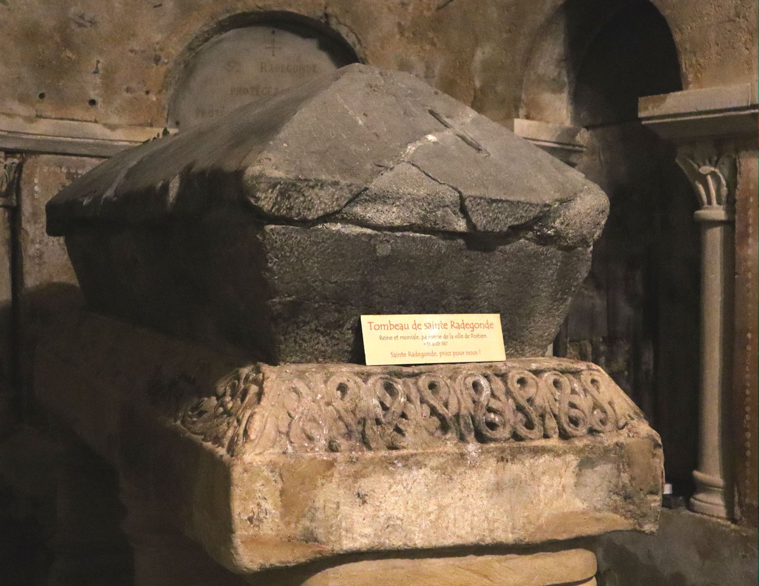 Radegunds Sarkophag in der Krypta der nach ihr benannten Kirche in Poitiers