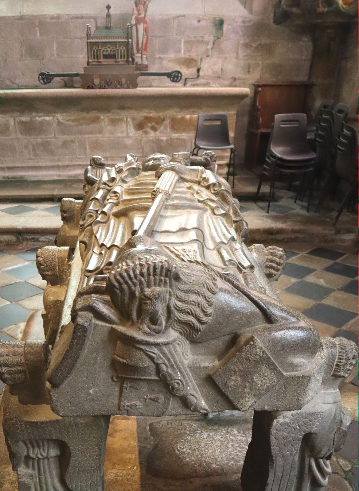 Ronans Grabplatte, von sechs Engeln getragen: Ronan vertreibt mit seinem Bischofsstab ein Ungeheuer, um 1430, in der Kirche in Locronan