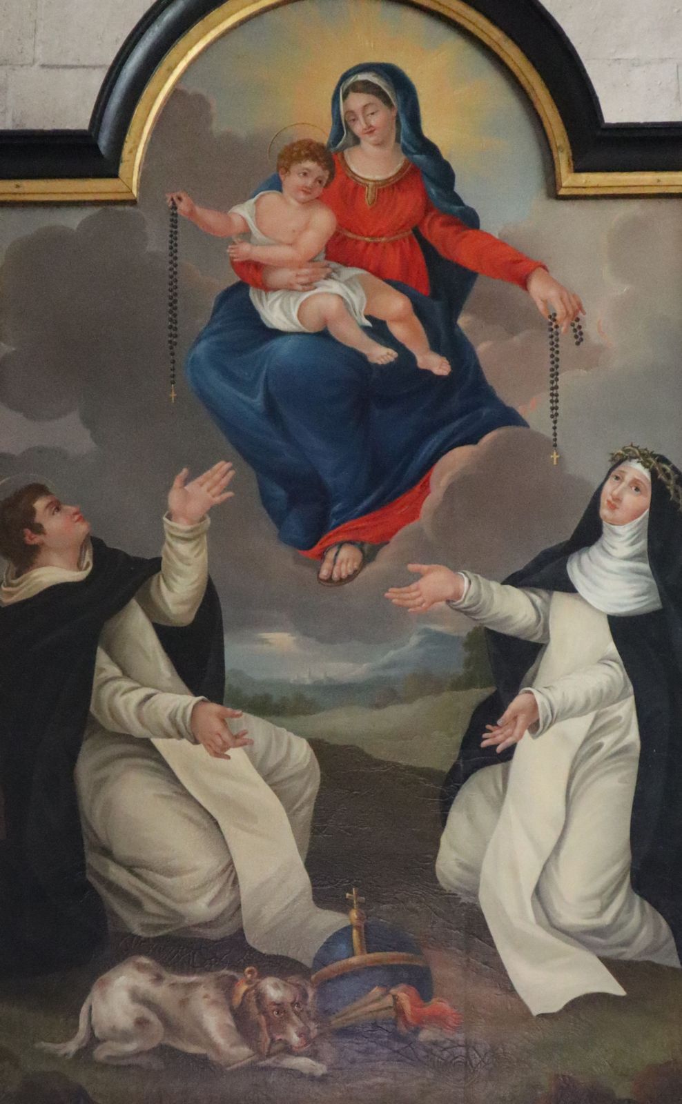 Dominikus (links) und Katharina von Siena (rechts) bekommen von Maria den Rosenkranz überreicht, 18.Jahrhundert, in der Kathedrale in Luçon bei Nantes in Frankreich