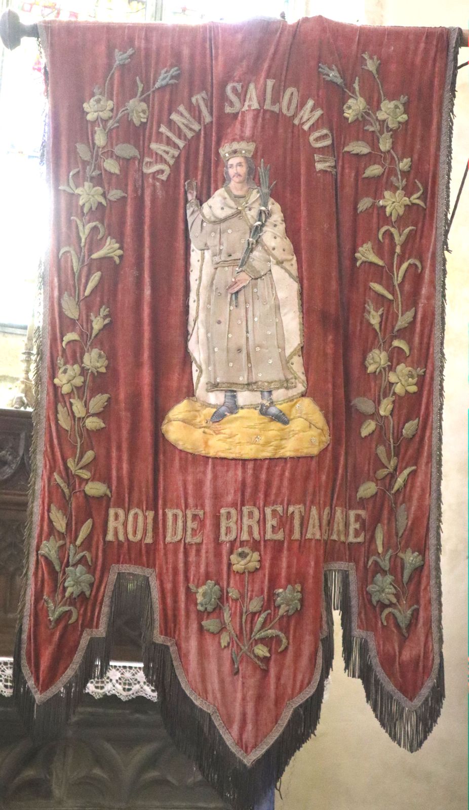 Wallfahrtsbanner in der Kirche in La Martyre