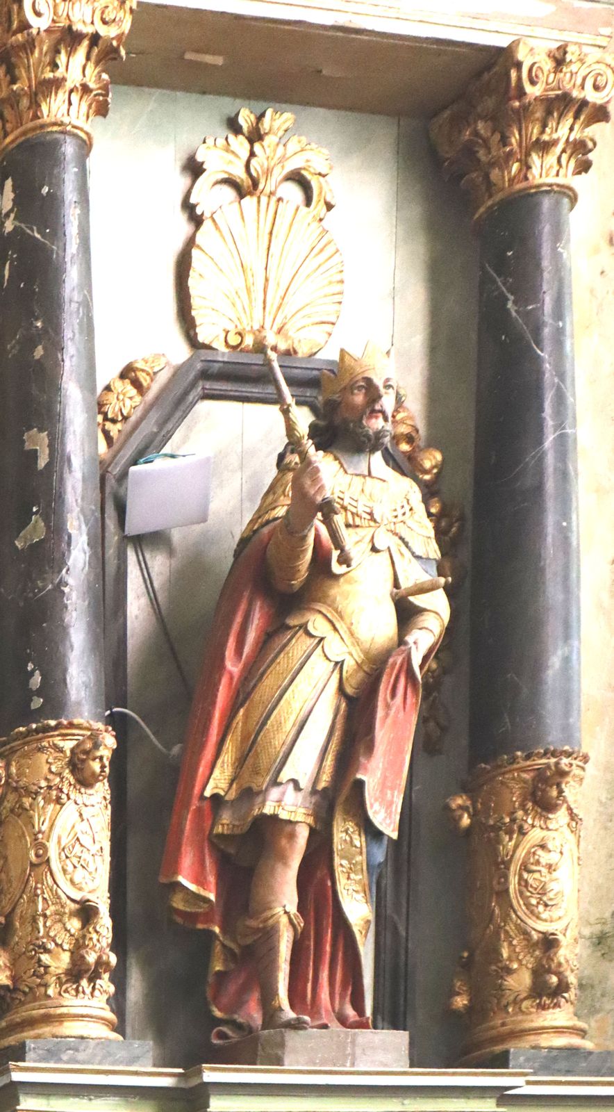 Altarstatue in der Kirche in La Martyre