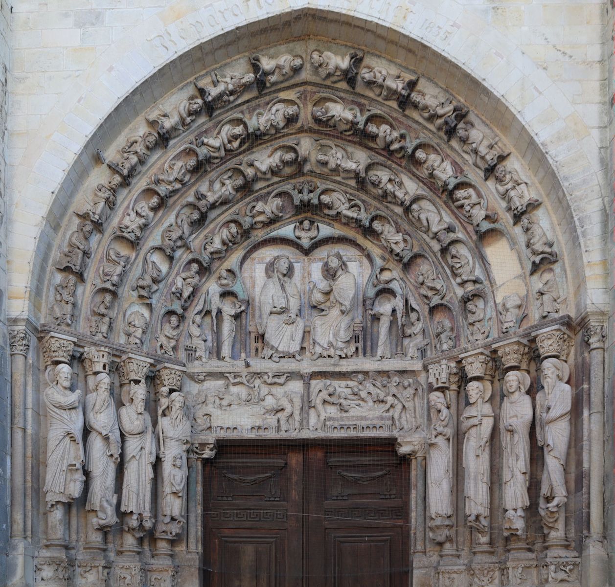 Tympanon am Portal der Kathedrale in Senlis