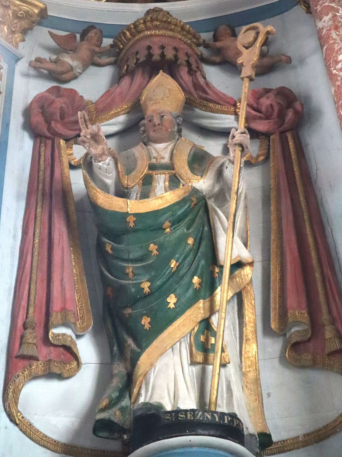 Statue in der Pfarrkirche in Guissény