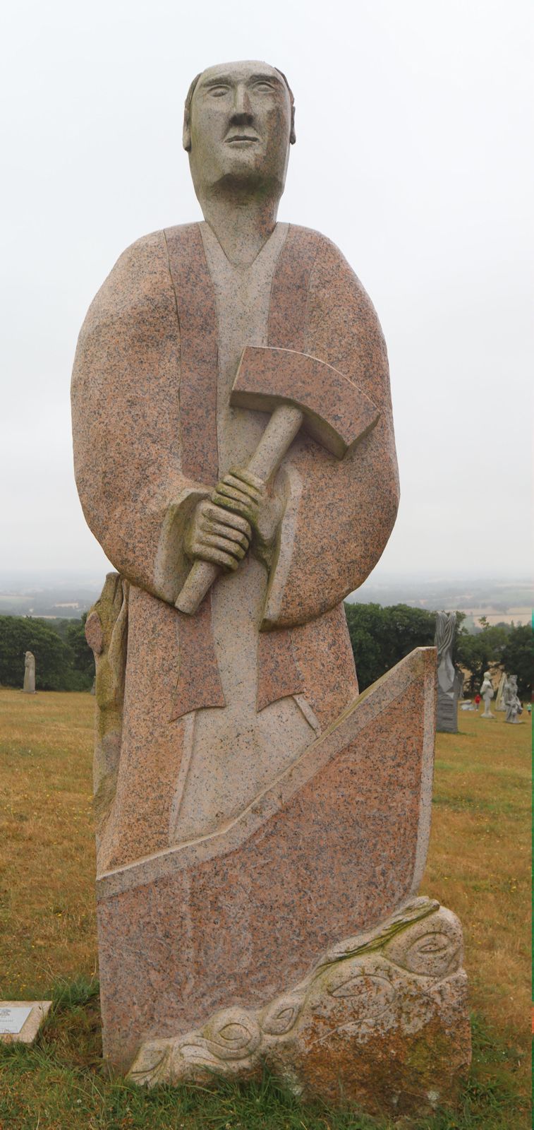 Vincent Lemaçon: Statue, 2021, im &bdquo;Vallée des Saints&rdquo; nahe Carnoët bei Saint-Brieuc