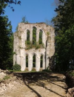 Reste der Apsis der Kirche des Klosters Jouy / Joyacum