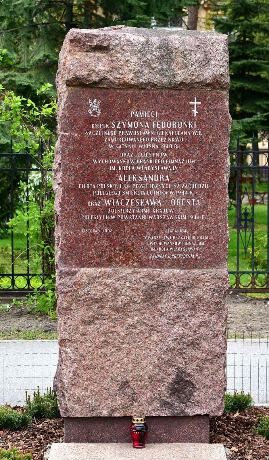 Gedenkstein an Simon Fedorońko und seine Söhne nahe der Metropolitankathedrale der Heiligen Maria Magdalena in Warschau