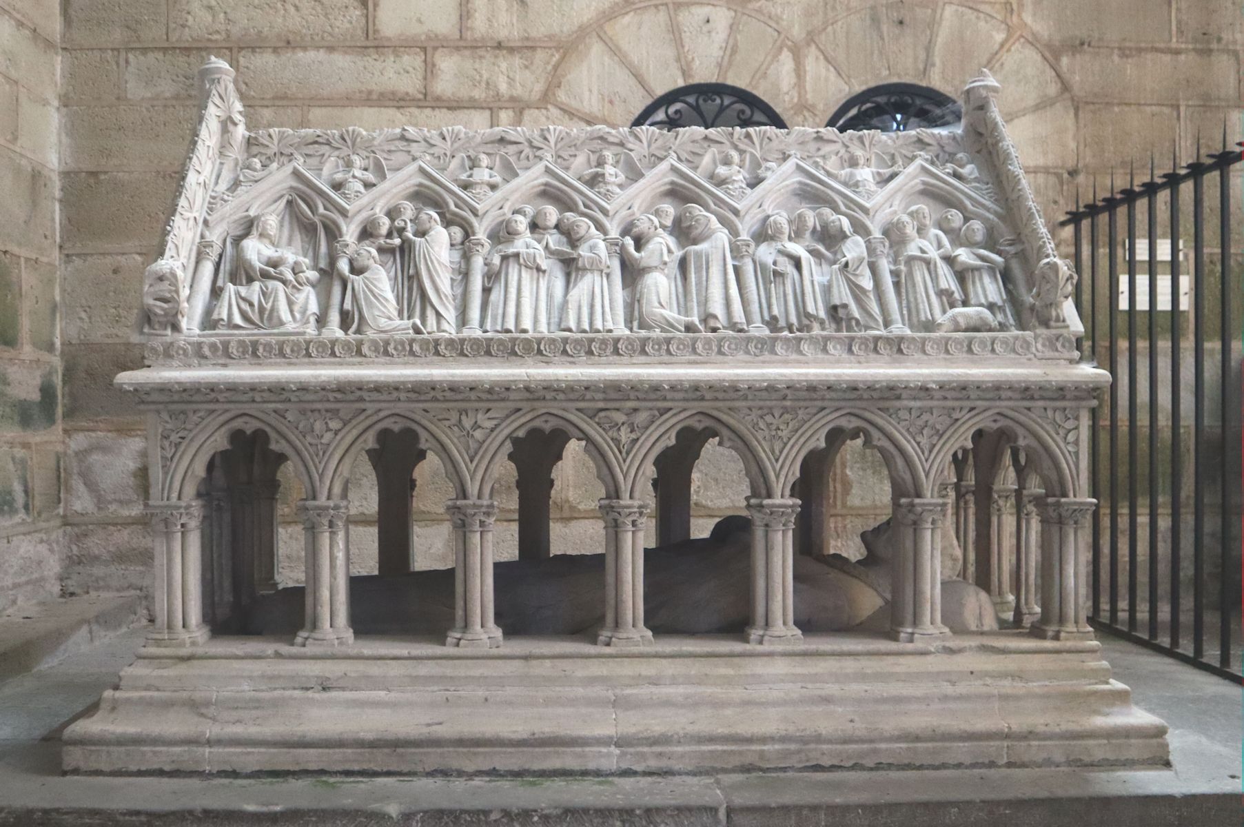 Stephans Grab aus Kalkstein, gestiftet von König Ludwig IX., 13. Jahrhundert, in der Kirche des ehemaligen Klosters in Aubazine