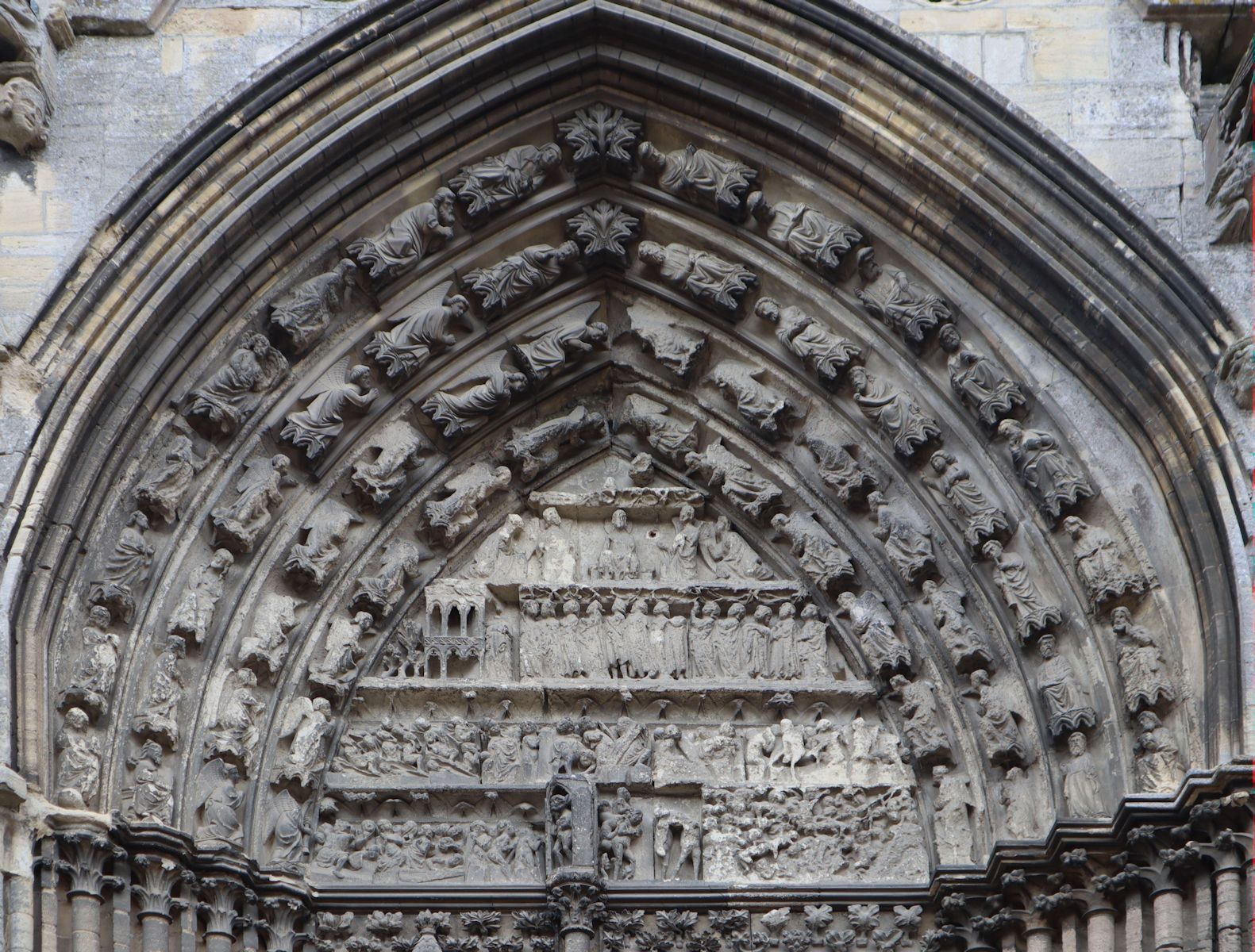 Tympanon am Hauptportal der Kathedrale in Bayeux