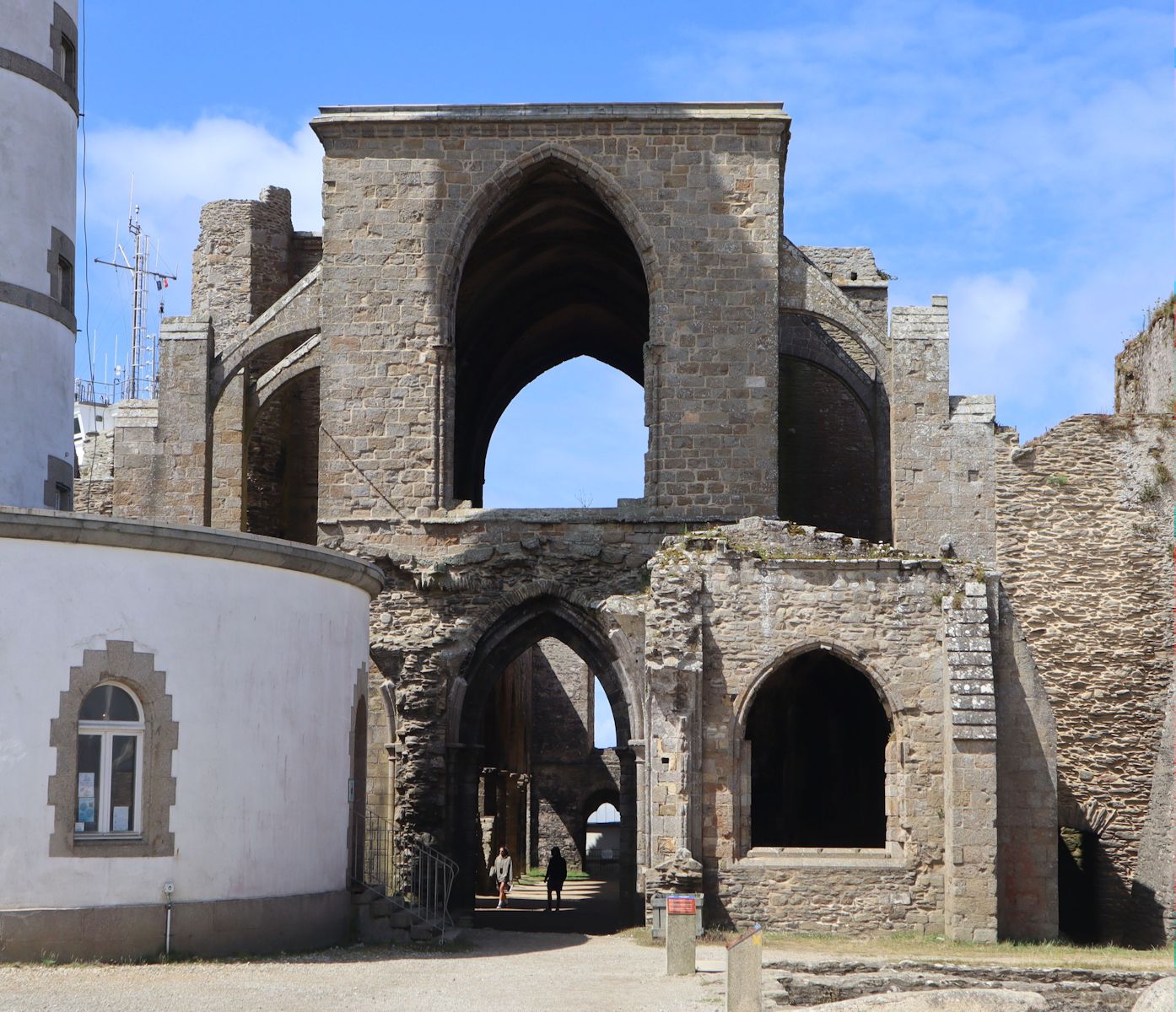 Ruine der Kirche des einstigen Klosters Lokmazhe, direkt daneben der große, 1835 errichtete Leuchttum
