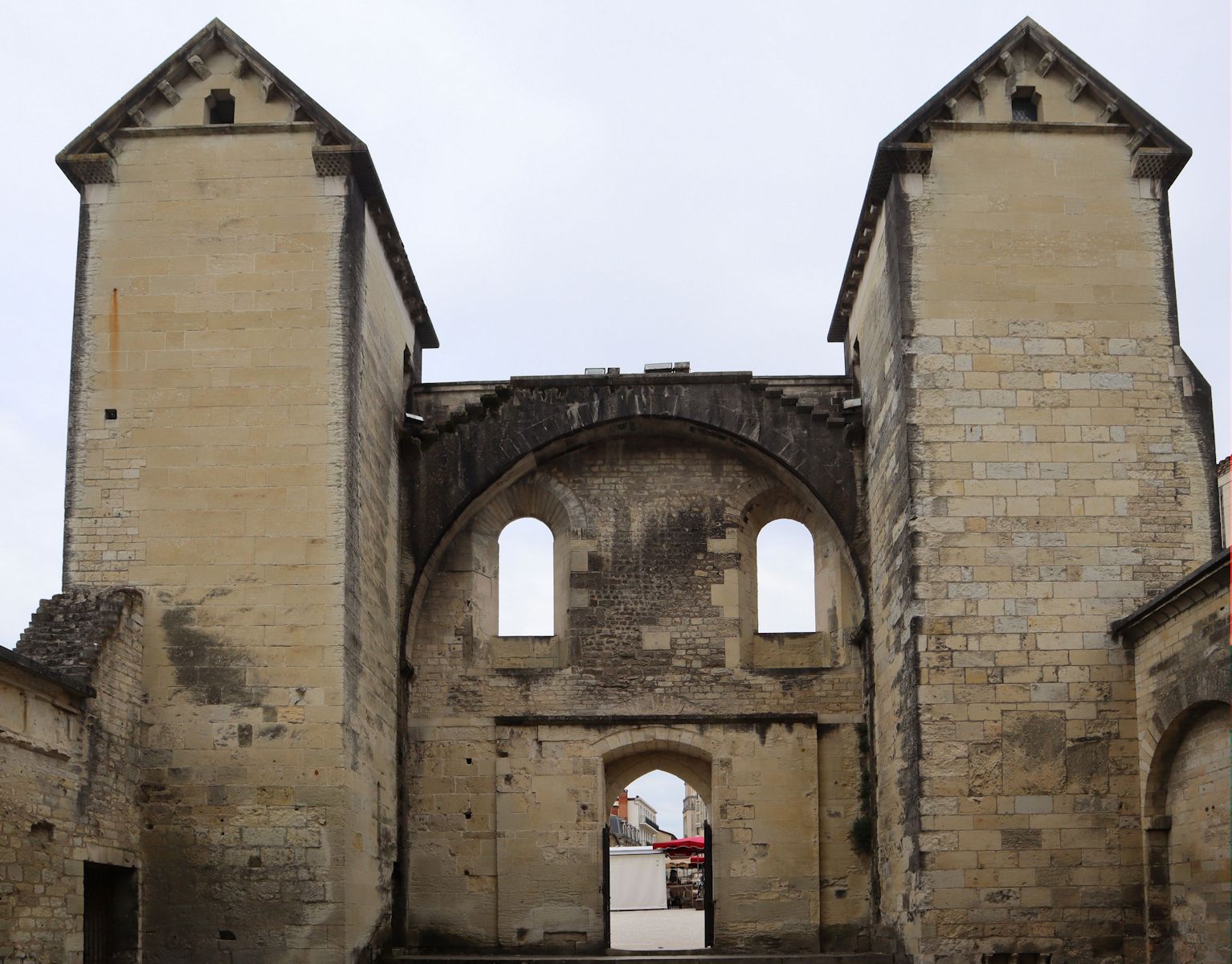 Reste der Vorgängerkirche, heute Portikus der Kathedrale in Périgueux