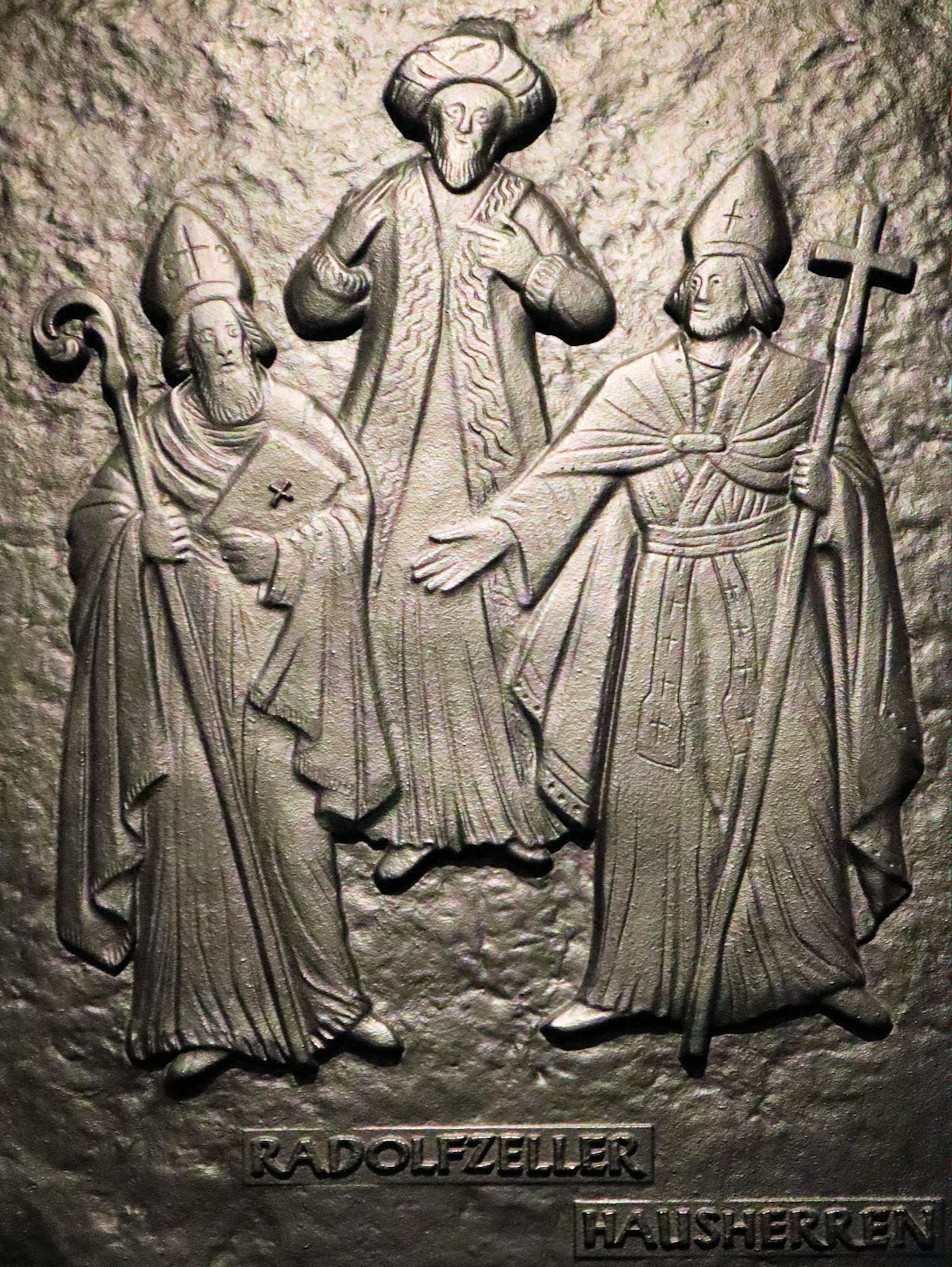 Relief: Zeno, Synesius und Theopompus, in der Kirche San Silvestro des Klosters in Nonàntola