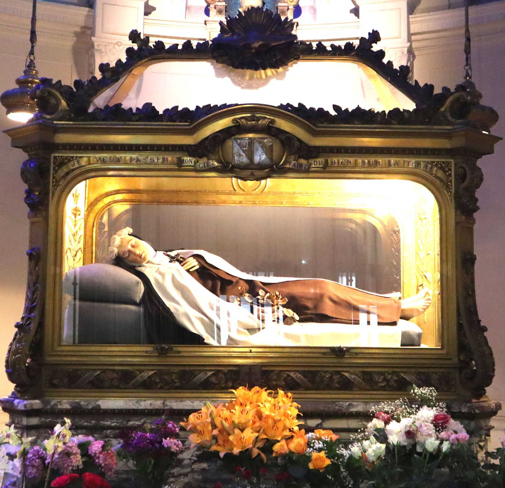Liegefigur in der Kapelle des Klosters der Unbeschuhten Karmelitinnen in Lisieux