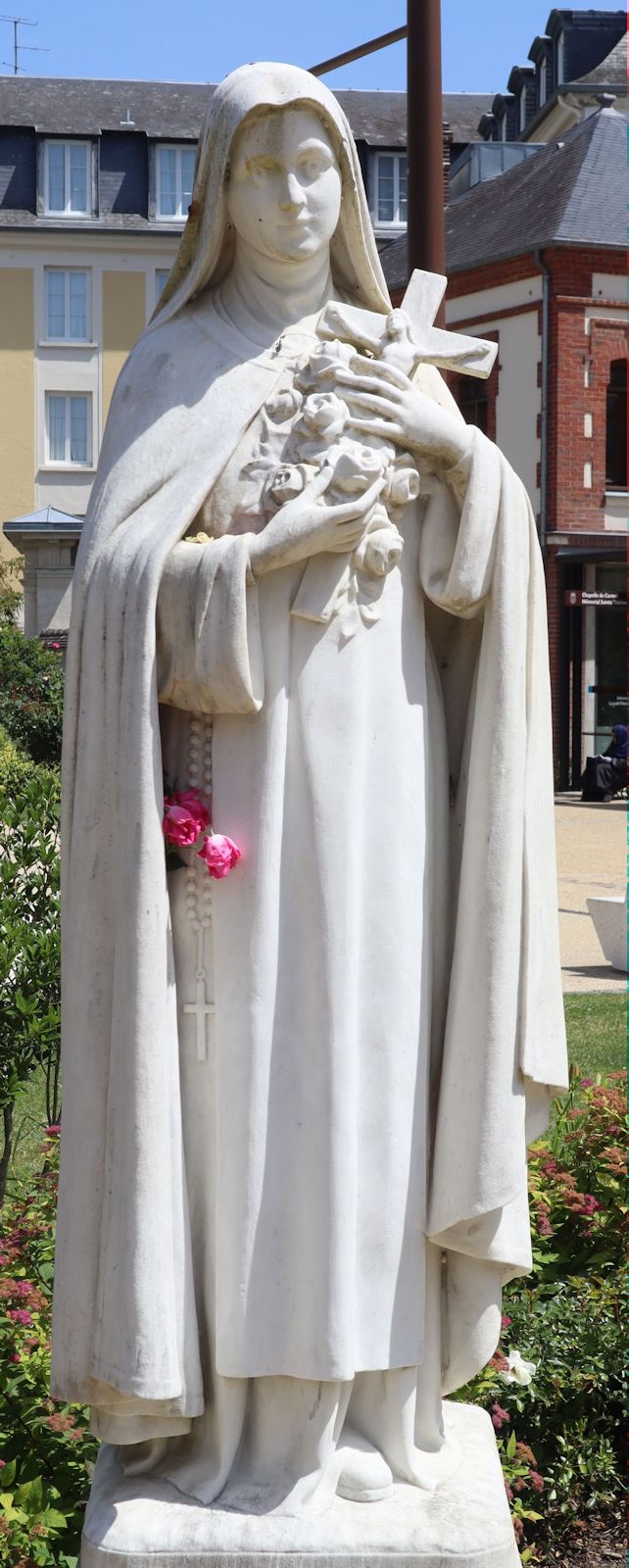 Statue vor dem  Kloster der Unbeschuhten Karmelitinnen in Lisieux