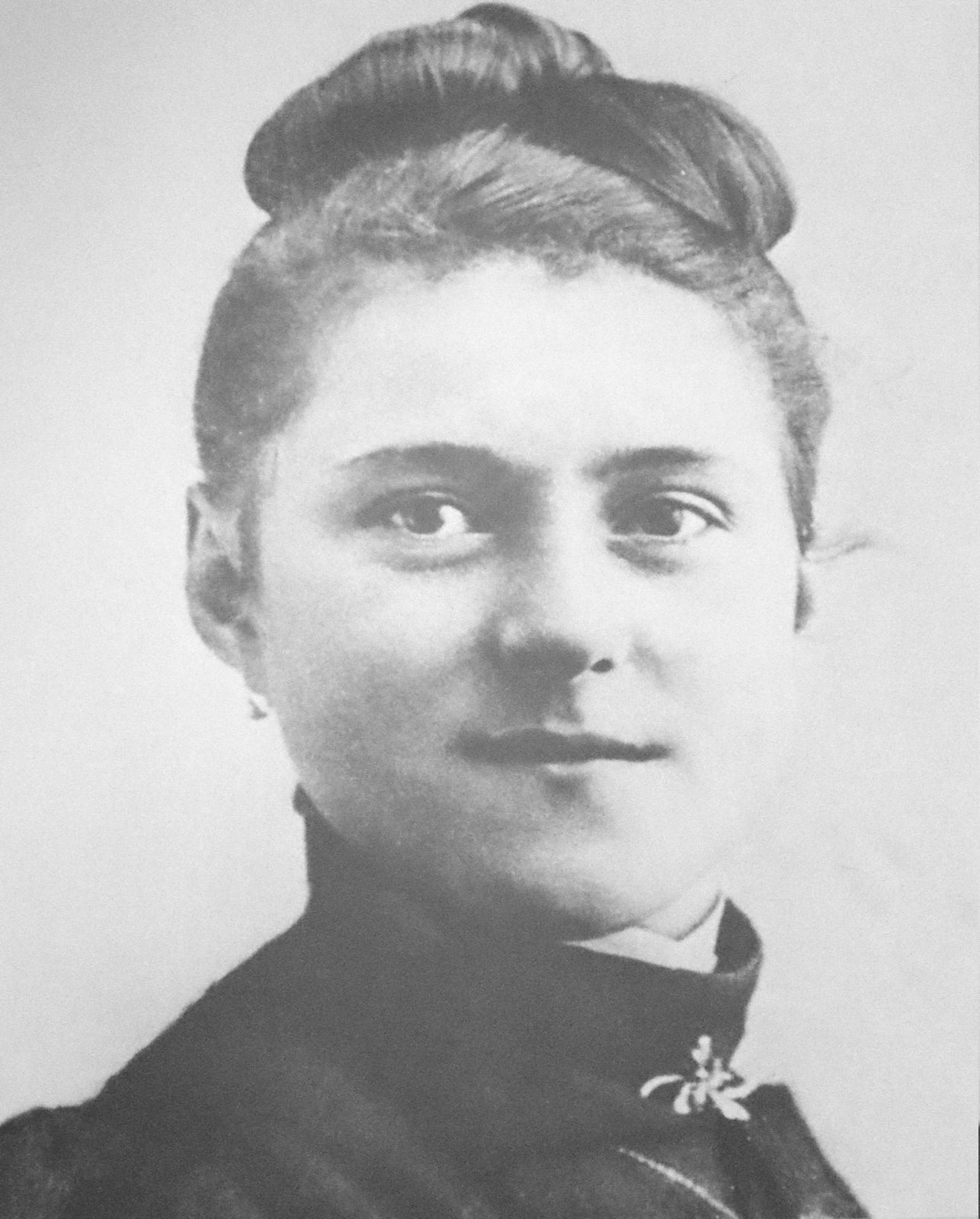 Theresia 1988, dem Jahr des Eintritts ins Kloster der Karmelitinnen Bild in der Basilika in Lisieux