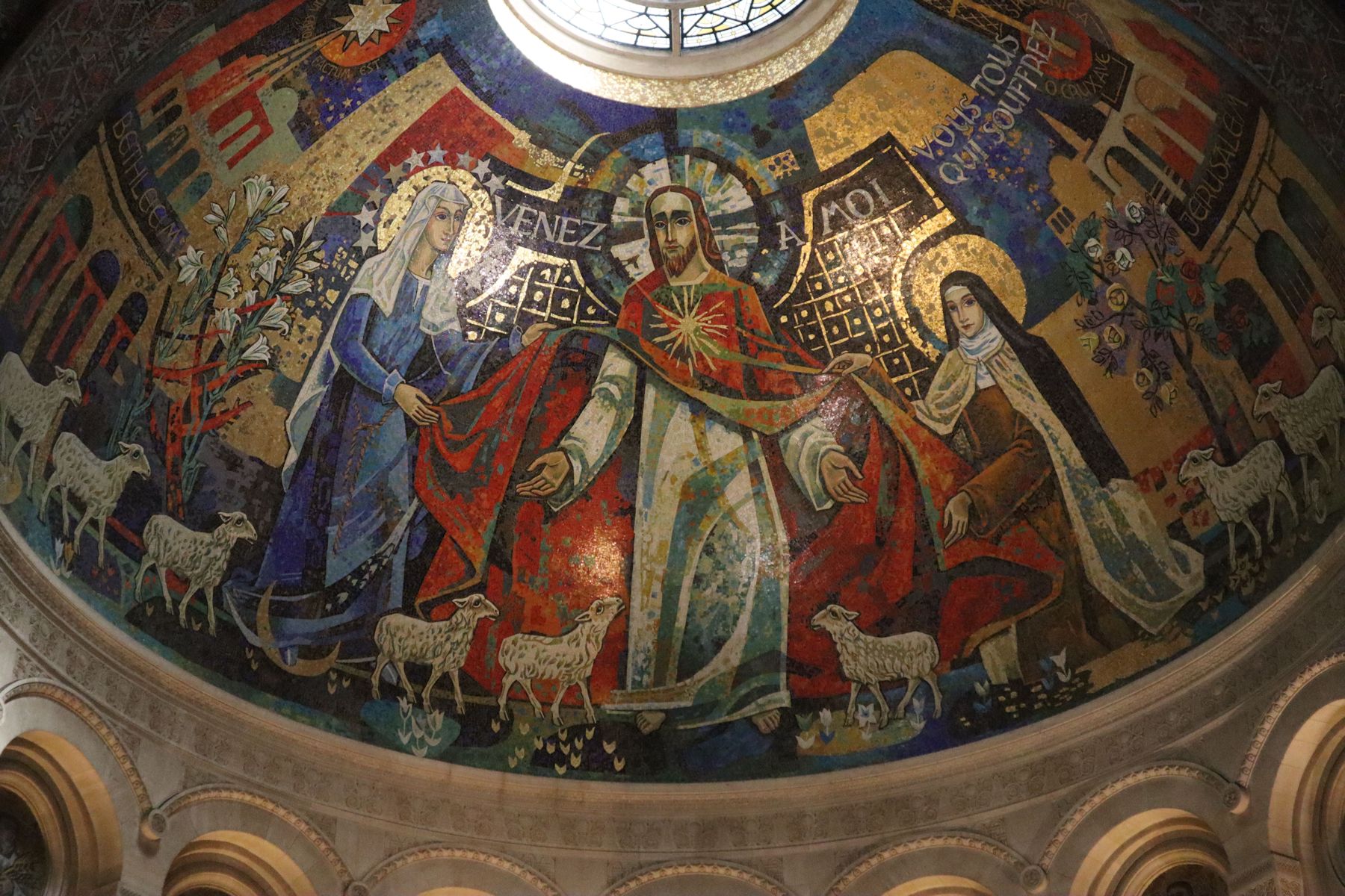 Pierre Gaudin: Jesus Christust als der &bdquo;gute Hirte&rdquo; mit Maria (links) und Theresia, Apsismosaik in der Basilika in Lisieux