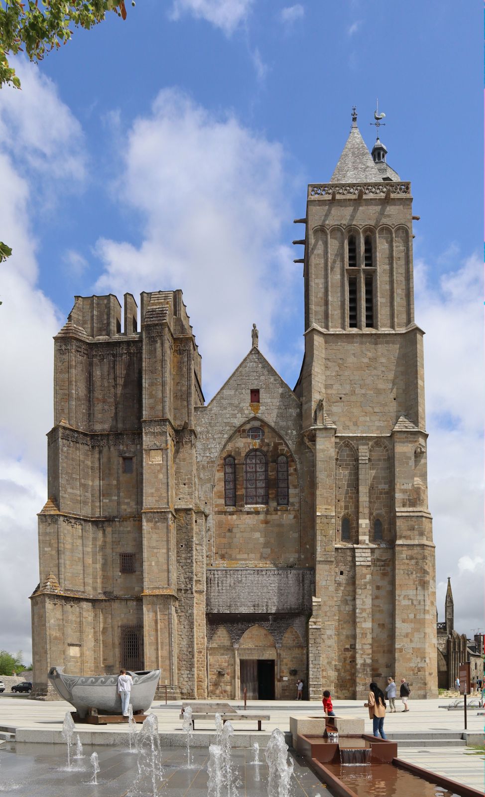 Kathedrale in Dol-de-Bretagne, davor der Nachbau des Bootes, mit dem Bistumsgründer Samson Dol erreichte