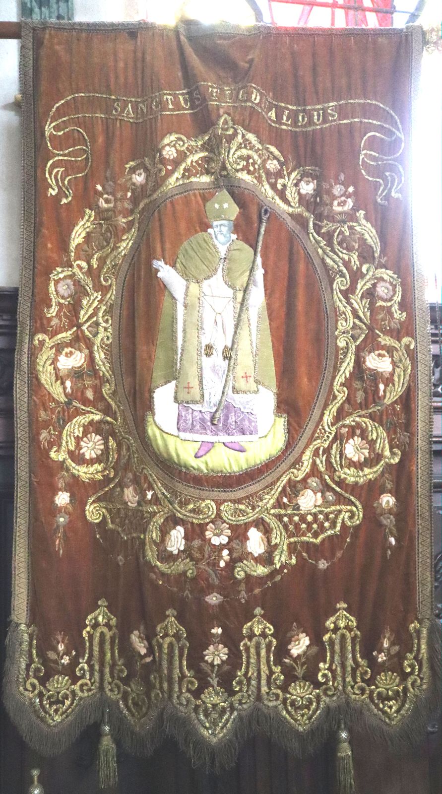 Wallfahrtsbanner in der Pfarrkirche in Saint-Pabu