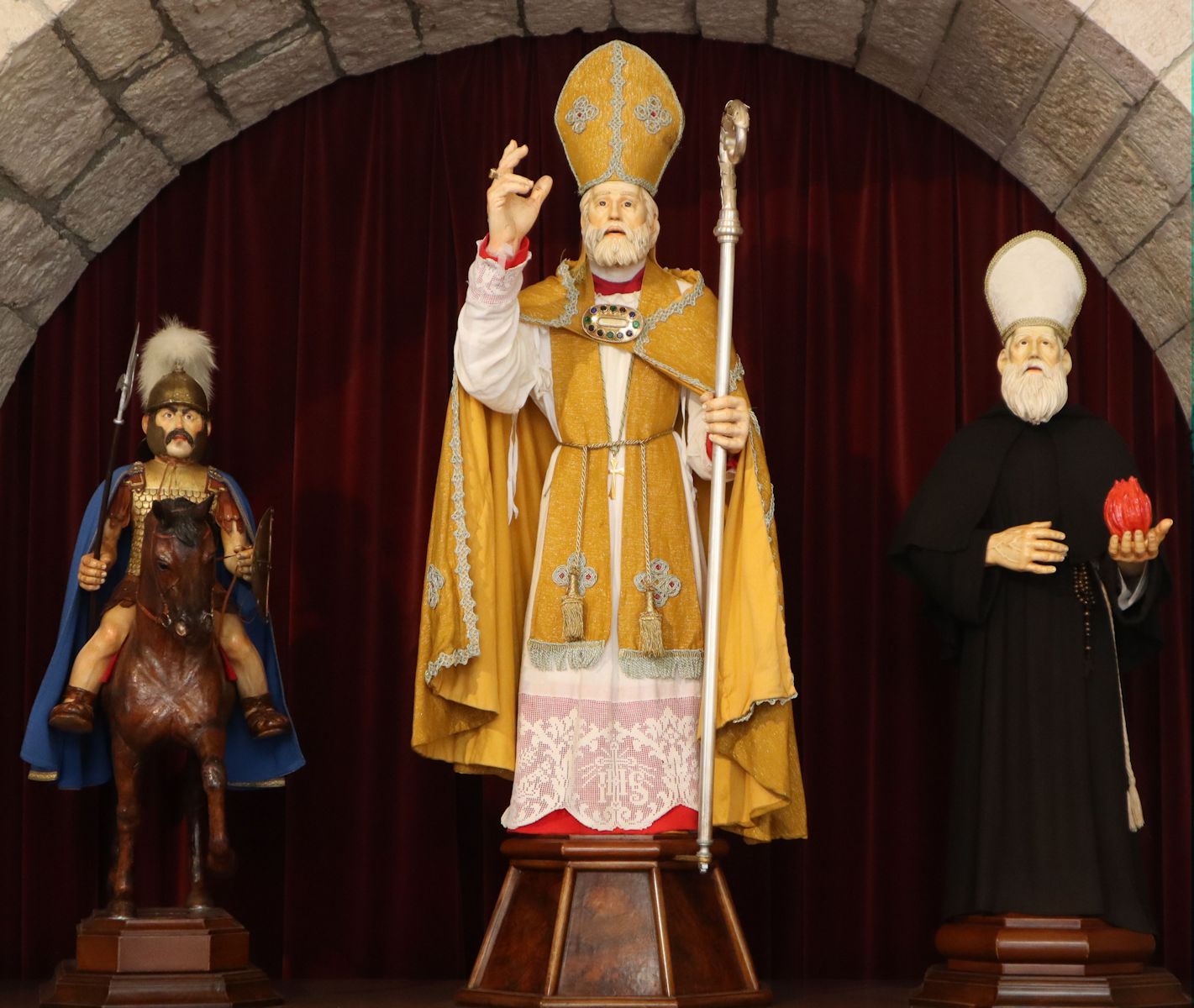 die Statuen, die beim jährlichen Volksfest „Corsa dei Ceri” in Gubbio durch die Stadt getragen werden: Georg der Märtyrer, Ubald und Antonius „der Große” (von links), in der Kirche San Francesco della Pace