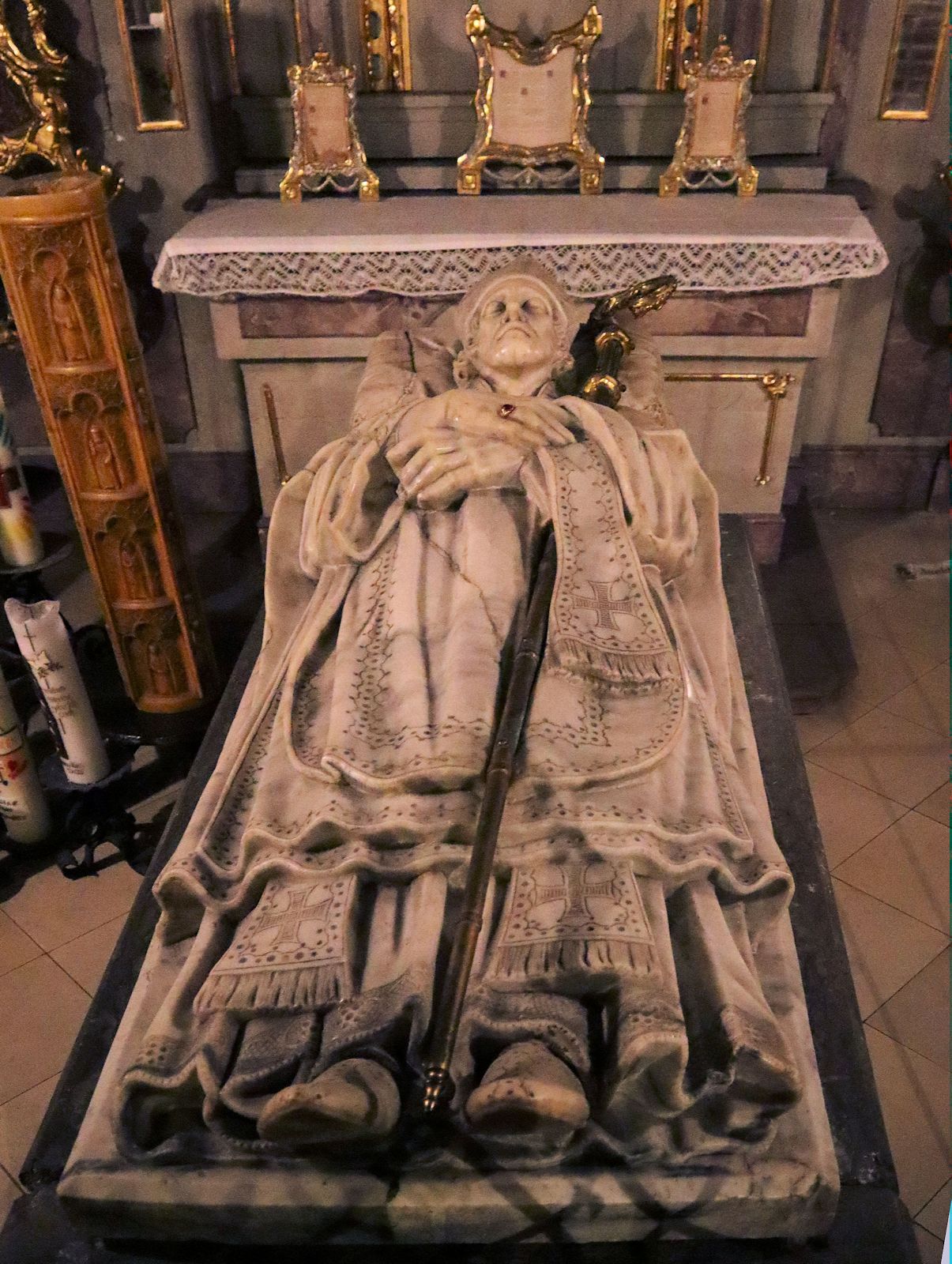 Sarkophag mit der um 1763 von Placidus Verhelst geschaffenen Liegefigur aus Marmor, in der Gruft von St. Ulrich und Afra