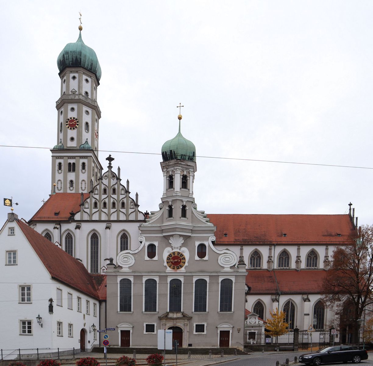 Kirche St. Ulrich und Afra in Augsburg; die davor gebaute kleine Kirche war früher die Leutkirche, nach der Reformation ist sie seit 1526 evangelische Kirche