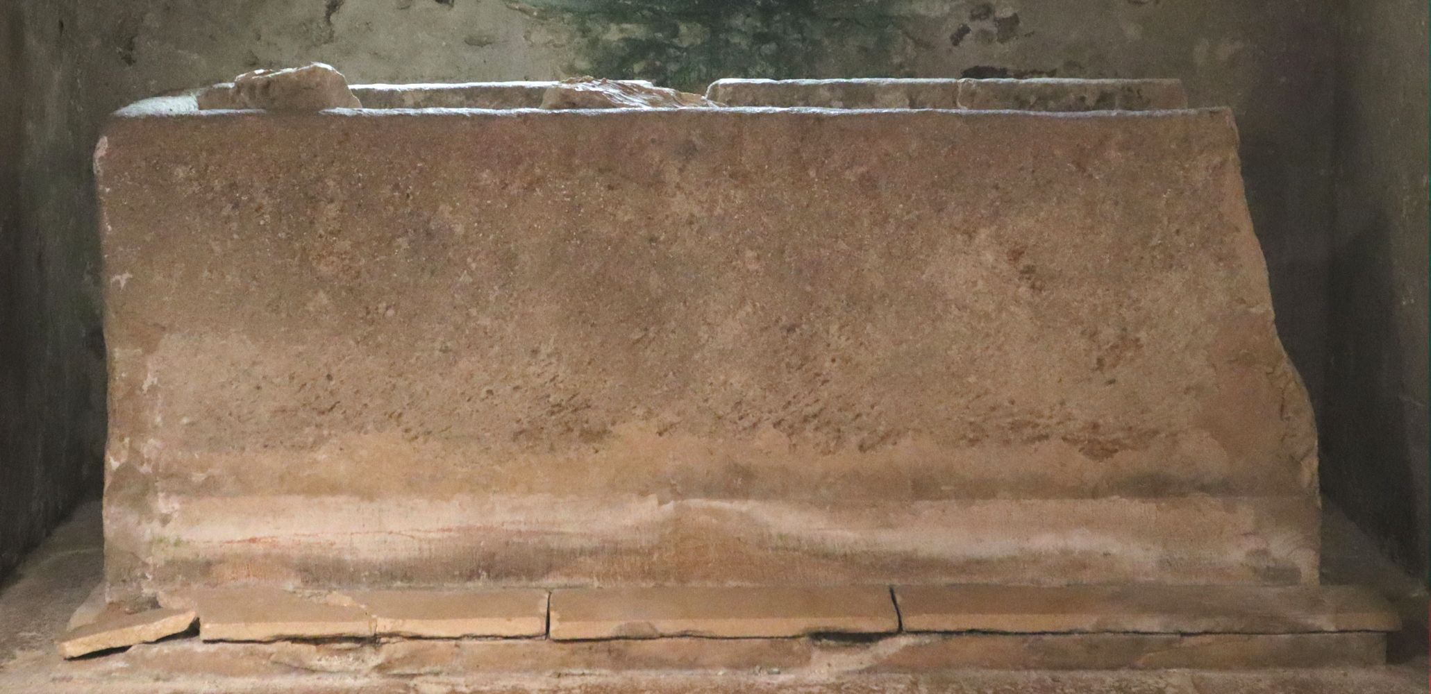 Valerianus - angeblicher - Sarkophag in der Krypta der Kirche Saint-Philibert in Tournus