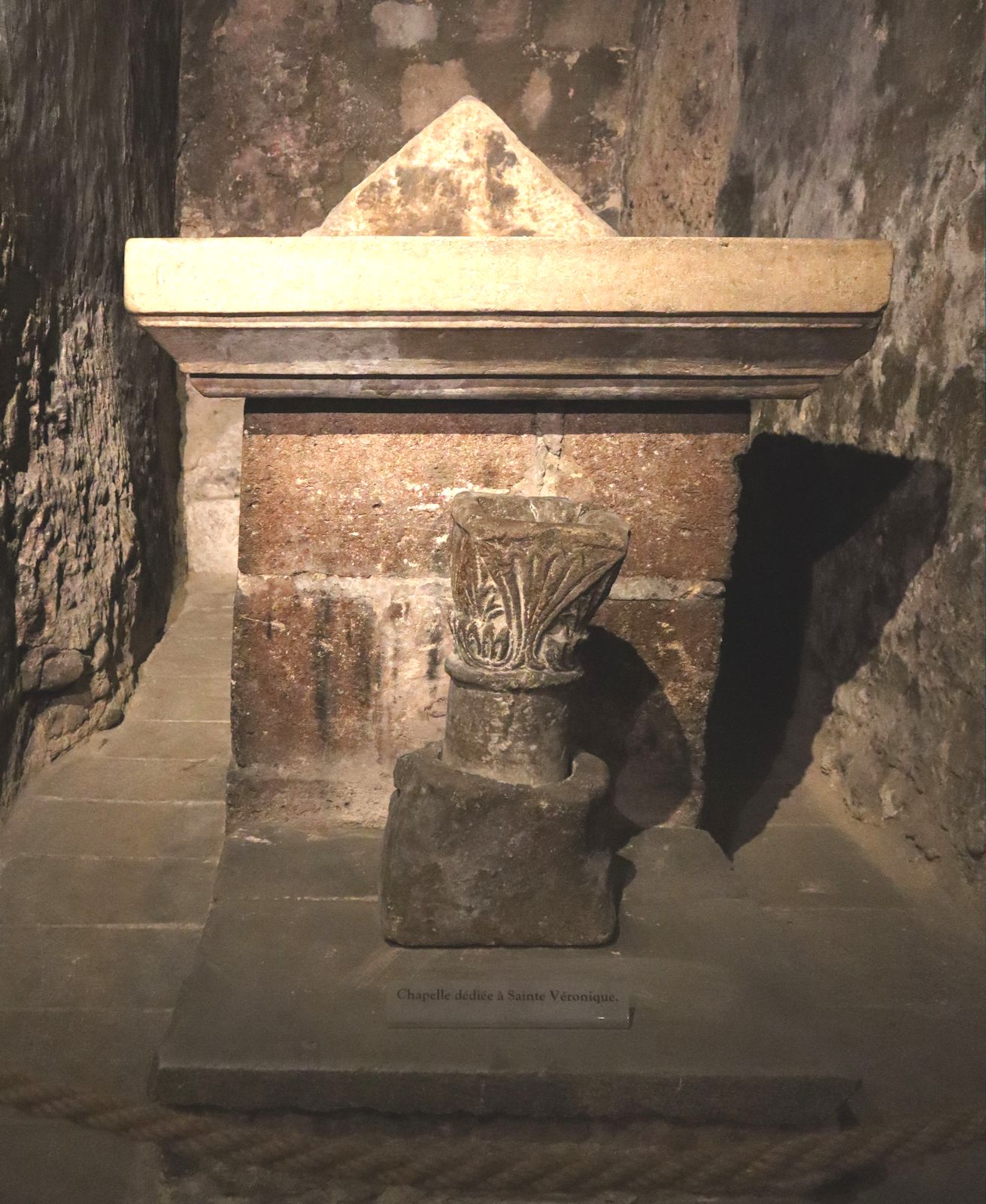 Veronikas Sarkophag in der Krypta der Kirche Saint-Seurin in Bordeaux