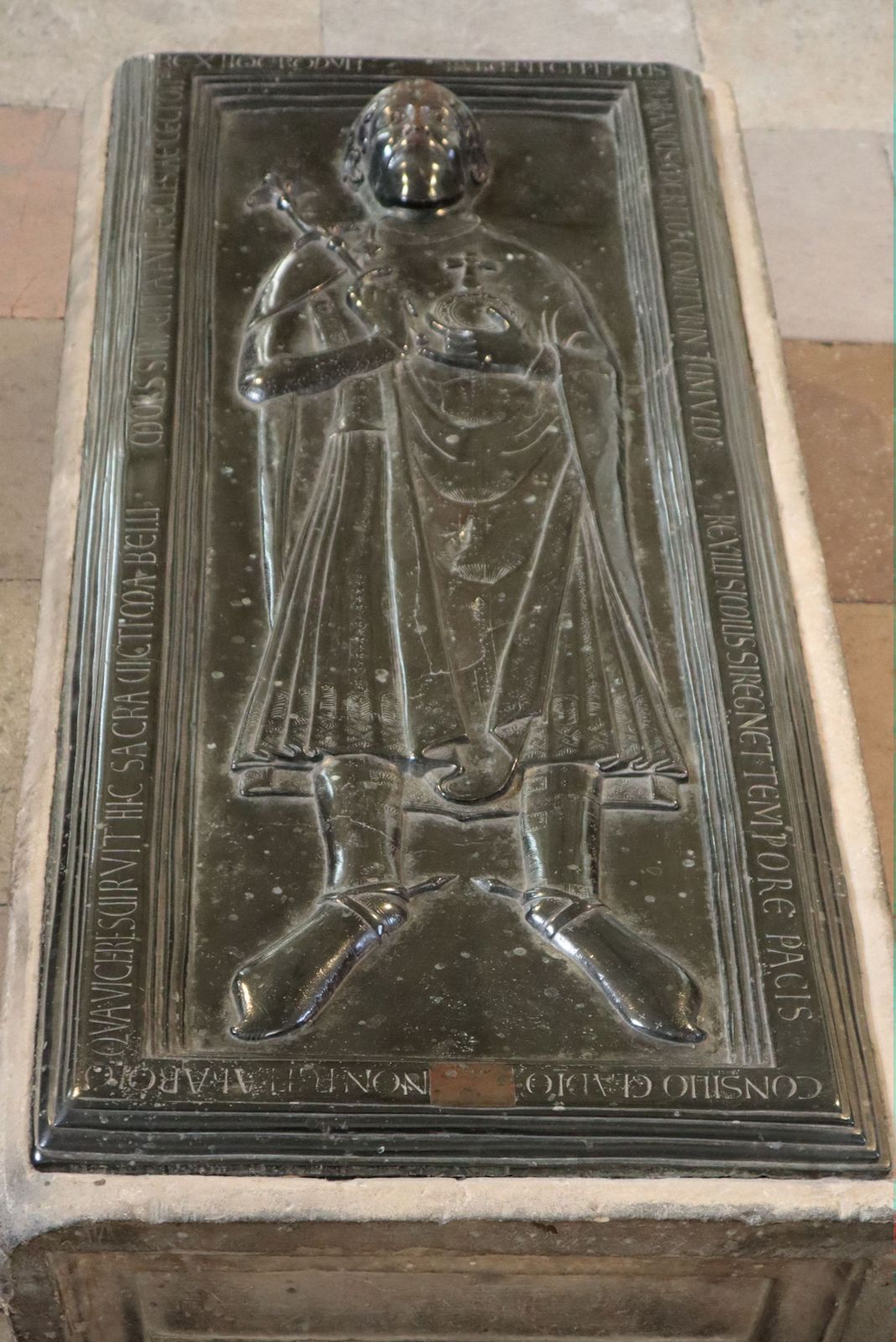 Grab von Rudolf von Rheinfelden im Dom in Merseburg, das älteste figürliche Grabmal eines deutschen Königs und die älteste Bronzegrabplatte Mitteleuropas, einst vergoldet und mit Edelsteinen ausgelegt