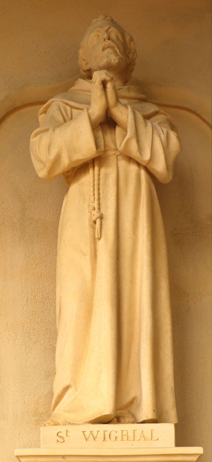 Statue an der Kirche in Saint-Léry bei Vannes