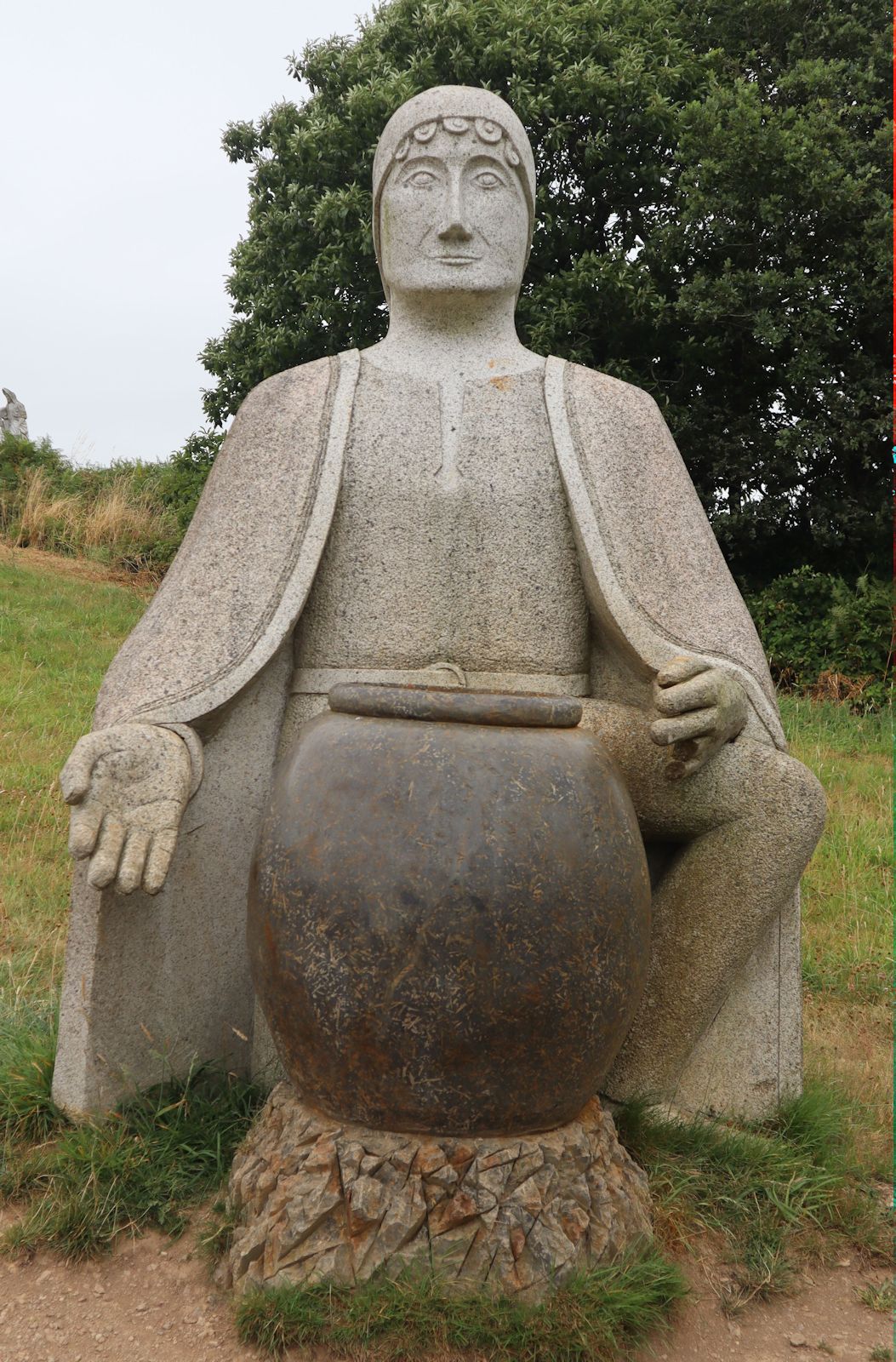 Vivien Gamba: Statue, 2018, im &bdquo;Vallée des Saints&rdquo; nahe Carnoët bei Saint-Brieuc