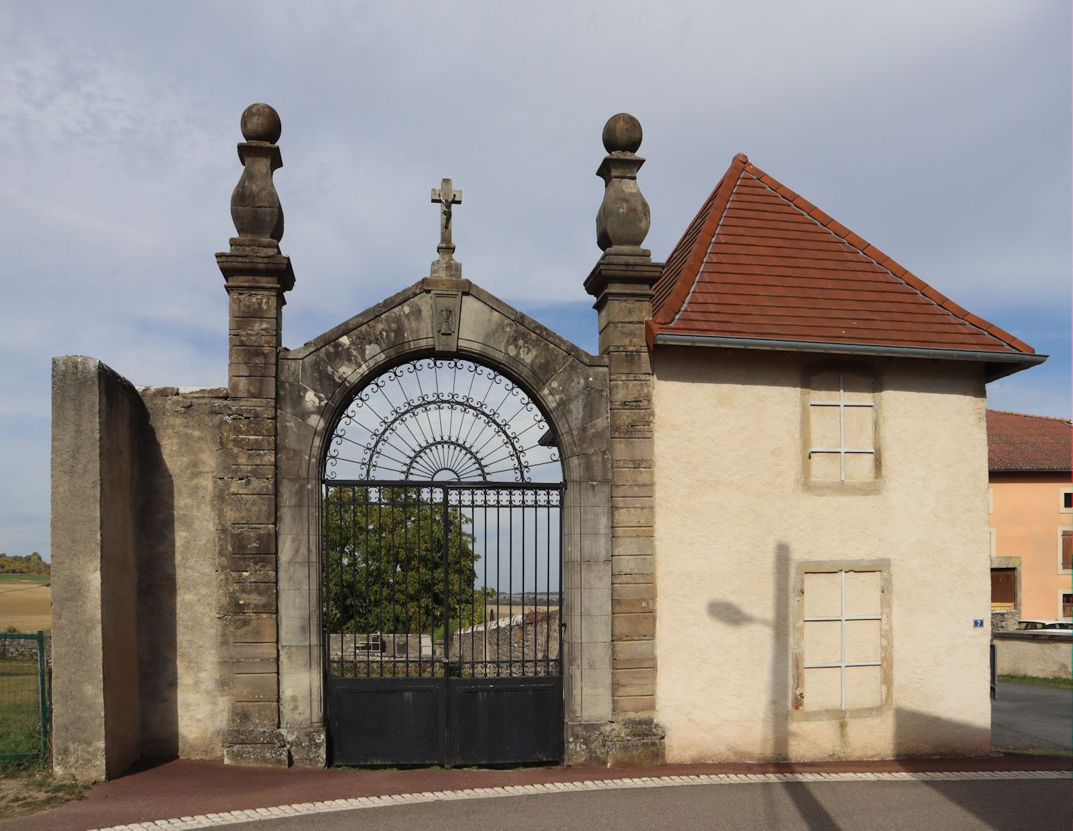 erhaltenes Tor und Torhaus des einstigen Klosters in Romont