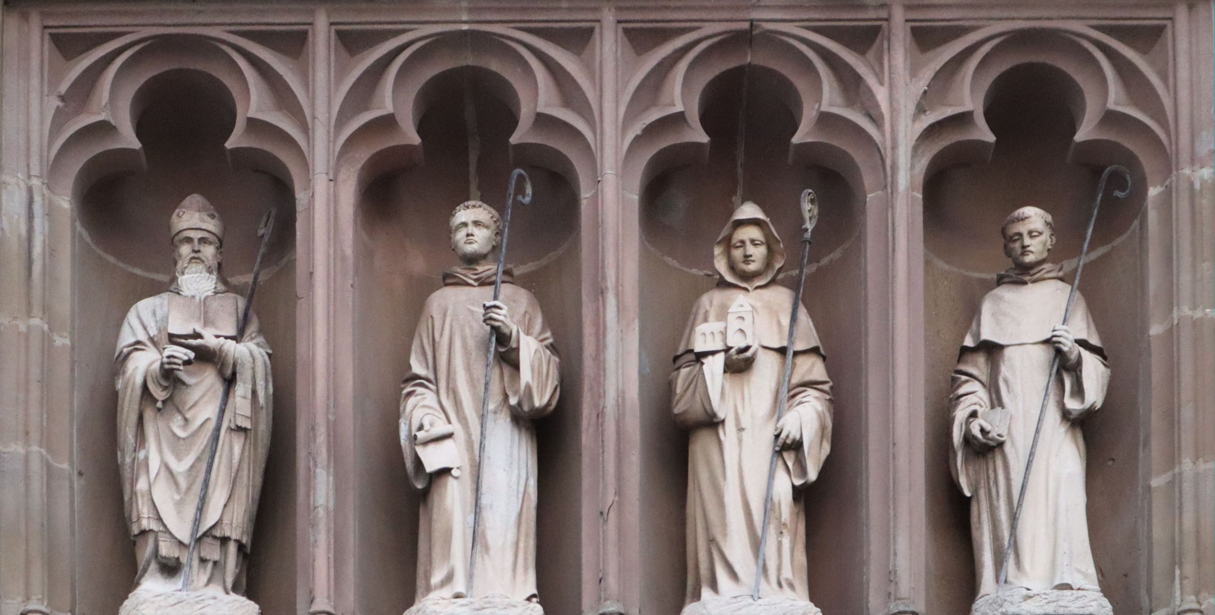 Statuen: Bernhard von Clairvaux, Stephan Harding, Robert von Molesme und Alberich von Cîteaux (von links), an der Kirche des Klosters Mariawald in der Eifel